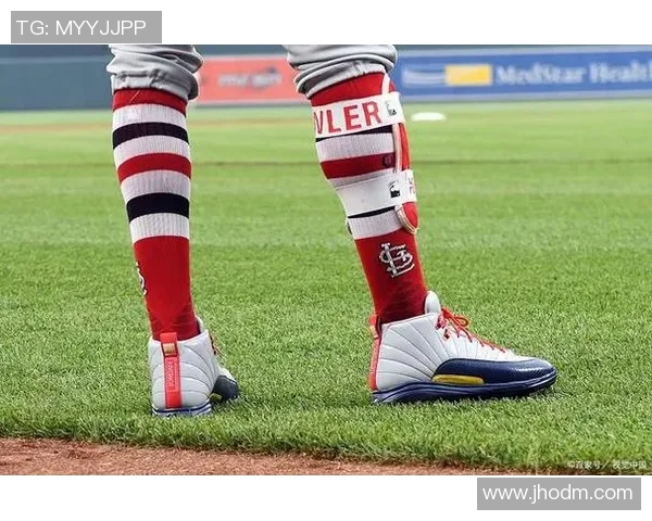 足球明星佩戴护膝的高清照片展示运动员的专业与风采