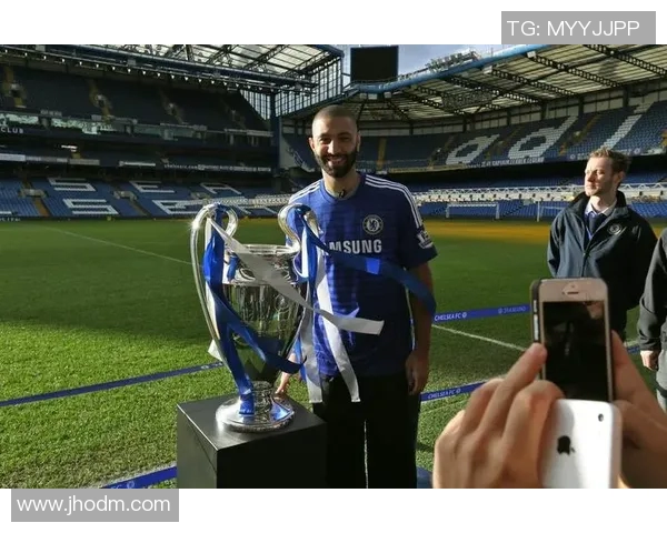 足球明星盛装出席颁奖典礼合影留念展现风采与荣耀